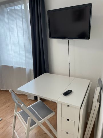 The apartment offers a living/bedroom with a 0.80 m or 1.60 mx 2.00 m single/double bed, a fold-out desk/dining table, a TV with cable connection, Apple TV, WiFi access. Air conditioning for cooling and heating. The kitchen is fully equipped and has ...