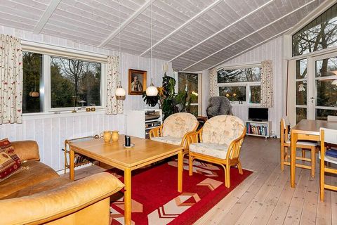 Ferienhaus mit Whirlpool für 2 und Sauna für max. 4 Personen. Liegt in der schönen Umgebung von Søndbjerg Strand, nur 200 m vom Limfjord entfernt, wo Sie baden können. Große Fenster sorgen für Helligkeit im Inneren des Ferienhauses. Es gibt zwei Schl...