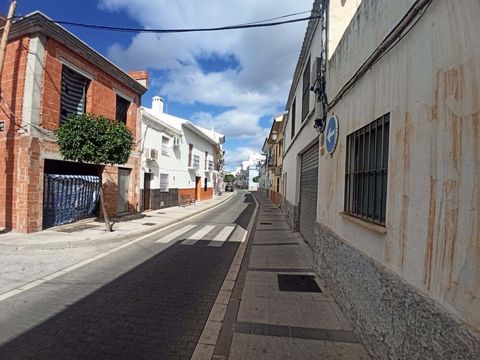 Plot of 92 metres Project for the construction of a villa: *4 bedrooms *3 bathrooms *terrace The house is situated in the historic centre of Alhaurín el Grande, in Calle Convento, with easy access by car, and with restaurants and shops at less than 2...