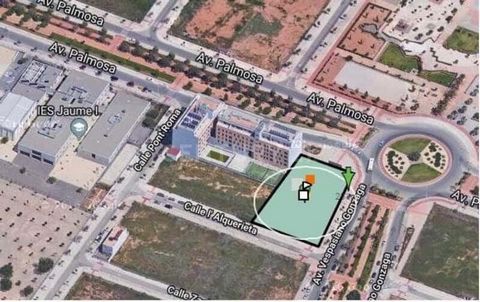 Nous vous présentons une opportunité d'investissement exclusive dans le cadre dynamique et charmant de Sagunto, à Valence. Ce terrain résidentiel urbain de 2 235 m2 est un joyau immobilier, offrant une toile parfaite pour matérialiser des projets rés...