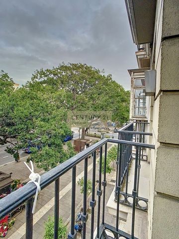 Important property for sale for commercial, office or residential use. This property is located on the third floor via elevator, in a building built in 1979. It has a bright living room whose large windows give us views of the most important avenue i...