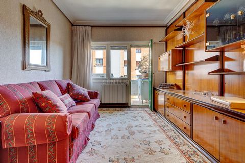 « Découvrez cet appartement fonctionnel de trois chambres dans le quartier dynamique d’Intxaurrondo, à Donostia. Avec un agencement et une orientation astucieux qui optimisent la lumière naturelle, cet espace vous offre la praticité que vous recherch...
