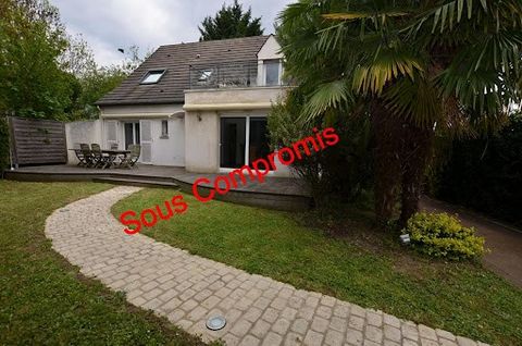 91600 - House located in the center of Savigny Sur Orge surface area of approximately 159 m² of living space (231 m² on the ground), without adjoining on a plot of land of 640 m². It is composed on the ground floor: a semi-open kitchen opening onto a...