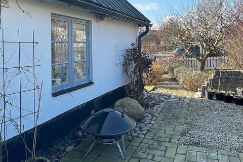 Welcome to this charming house in Österlen! Step through the door and let yourself be embraced by a sense of homeliness. The small kitchen invites you to a cup of coffee or a meal prepared with love. The bathroom is also by the entrance. Further on i...