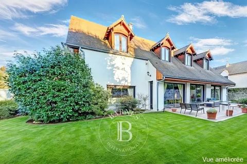 BARNES exclusive. This contemporary house in immaculate condition set on a 1,000m² (10,764 sq ft) enclosed plot offers around 280m² (3,014 sq ft) of living space. Laid out as follows: Ground floor: living area totalling more than 70m² (753 sq ft) ope...