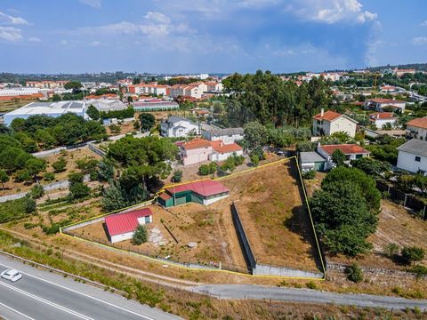 Description Land with 2 support sheds, located in the place of Botulho, parish of Molelos, which is about 2 minutes from the city of Tondela. It is feasible to build a house. It is about 2000m² with excellent visibility and stunning views of the Serr...