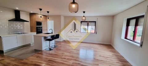 2 Bedroom Apartment in Valadares w/ Parking and Storage Space, Vila Nova De Gaia, Porto!! Apartment with excellent location - close to Valadares station as well as 1 minute access to the A44 junction. Characterized by good areas (100m2 gross total), ...