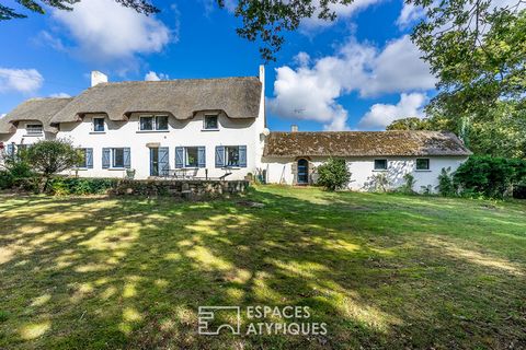Located in a quiet cul-de-sac, this charming thatched cottage of 270 m2 with generous volumes benefits from a green plot of more than 2800 m2 at the gates of the La Baule International Golf Course. The entrance to the thatched cottage reveals a spaci...