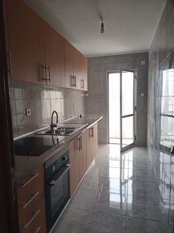 Visits suspended 3 bedroom apartment with 2 bathrooms, kitchen remodeled, all plumbing and electrical part replaced, in Laranjeiro inserted in a building with 2 elevators. The property is well located, with access to public transport, namely buses an...