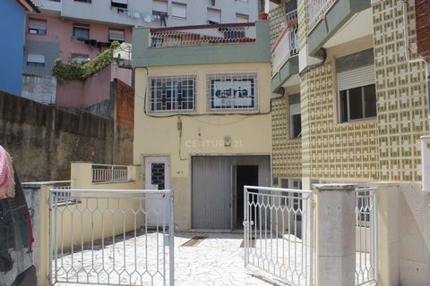 Warehouse with plenty of potential for conversion into a home or office on Rua Antero de Quental, 2620-087 Póvoa de Santo Adrião, Odivelas. The property is already laid out as an apartment, with a room that could be used to create a studio. The prope...