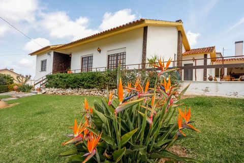 Traditional 3 bedroom villa with 143 m2, with a patio of 1041 m2, inserted in a plot of land of 1184 m2 in Almofala - Alvorninha - Caldas da Rainha. The Villa is located on a plot of land with a fantastic view over the valley in a quiet rural area! P...
