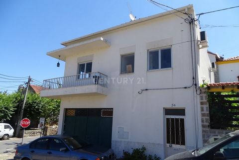 House in the parish of Alcaíde Fundão district of Castelo Branco. This is a semi-detached house, in the center of Alcáide, which has 2 floors, with the garage on the ground floor with access to the first floor of the property where the following room...