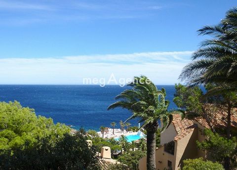 THEOULE-SUR-MER. PORT LA GALERE, located between CANNES and SAINT RAPHAEL. In a prestigious area and high-end services. 1 3-room seafront apartment, 61 m² in a very good standard secure residence with guard and private port. Spread over 23 hectares w...