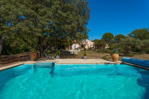 Provence Home, l’agence immobilière du Luberon, vous propose à la vente, uen propriété à Lauris, offrant un accès aisé à toutes les commodités. Cette résidence a été entièrement rénovée en 2020 et propose environ 180 m² d'espace habitable. Elle se co...