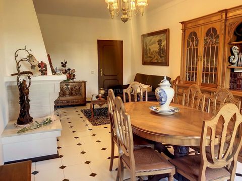 If you are looking for the tranquility of the countryside and still be just a few minutes from the city where you can find all the amenities you need for everyday life, then we have the ideal home for you! Traditional Alentejo villa with 140m2 of pri...