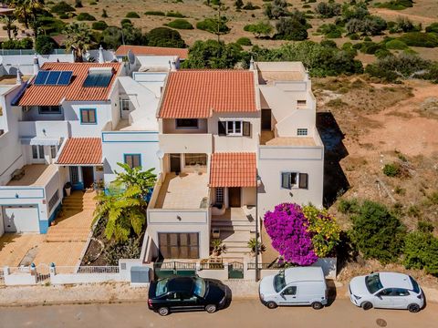 Discover a unique opportunity to transform a house into a true dream home! Located in the charming region of Bela Vista, near Ferragudo, this four-bedroom property, in addition to a contemporary design, is waiting for you to bring your architectural ...