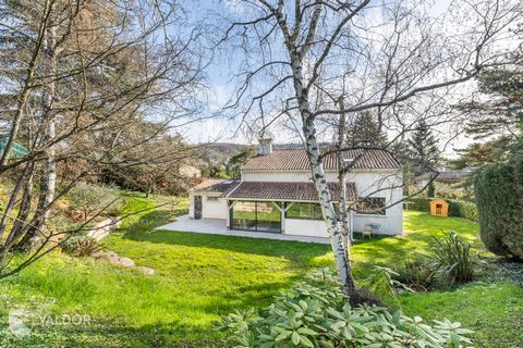 Nestled in a green haven, elegance, refinement, and comfort are the adjectives we'll use to describe this magnificent, fully renovated 8-room house, just 5 minutes from the town centre and a stone's throw from the numerous walking trails of the Monts...