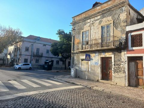 This building is located on the corner of Avenida dos Pescadores, where you enter the T2 on the ground floor, and Av. Luís de Camões, where you enter the T2 on the 1st floor. For total reconstruction, this building in the center of Montijo, is in the...