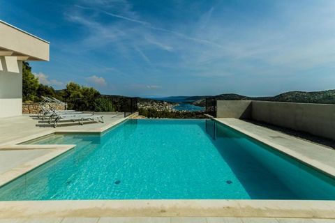 Tolles Angebot mit fantastischem Meerblick! Eine moderne Luxusvilla mit Swimmingpool in der Stadt Vinisce zwischen Rogoznica und Trogir, nur 950 Meter vom Ufer entfernt mit atemberaubendem Blick auf das Meer! Die Gesamtfläche beträgt 190 qm. Das Grun...