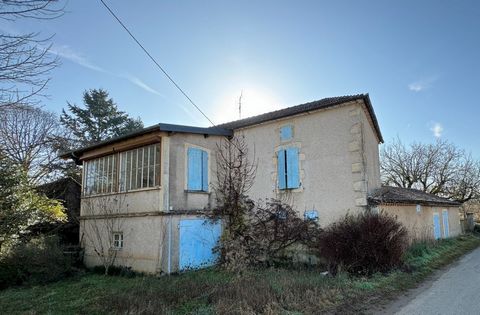 In the heart of Prayssac, beautiful stone property to renovate. Bright residential house with its winter garden, open view, very beautiful barn, carport, small outbuildings, south-facing swimming pool land of approximately 2100m2. A flight of stone s...