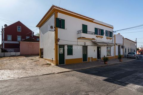 Building consisting of 2 floors; 3 independent fractions (T1 + T2 + T3 with commercial establishment) and 240 m2 patio. For own housing or investment (traditional or tourist rental; local accommodation) With current profitability of 7.6% / month. Pos...