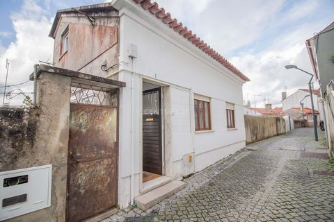 Refurbished 3 bedroom house in the heart of Pombal Discover this welcoming, refurbished 3 bedroom villa, located in the quiet Travessa de São Sebastião, in the vibrant center of Pombal. With a perfect combination of modernity and tradition, this 196m...