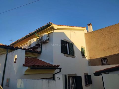 House located in the village of Idanha a Nova, located 38 km from the city of Castelo Branco. Village with some commerce, namely, cafes, grocery stores, bakery, post office, banks, restaurants, health center, primary school, secondary school, polytec...