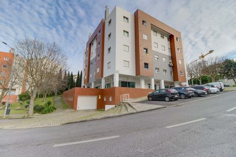 Do you want a new location for your business? Come and discover this space and you will be surprised. 200 m2 store and 3 parking spaces located in the Urbanização das Casas Lago in Serra de Carnaxide in Amadora. This store has open and bright environ...