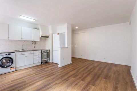 If you're looking for a recently refurbished 2-bedroom flat in Loures, you've just found it. Vinyl flooring in all rooms, PVC windows with double glazing and oscillobatentes, providing greater thermal and acoustic comfort. Fitted kitchen with hob, ov...