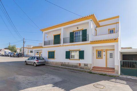 This charming villa is situated in the quiet village of Espiche, 2 km from Praia da Luz and 5 km from Lagos. If you're looking for a serene place to live or spend your holidays, this is an excellent option. Property features: 2 bedrooms with balconie...