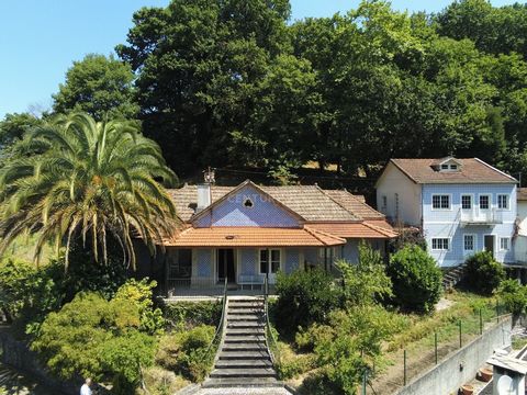 Magnificent Property A unique property consists of a Historic Chalet from the 19th century. XIX with 6 bedrooms and a support house with 6 more bedrooms, making a total of 12 rooms and with about 1800m2 of land in the center of the village of Gerês. ...