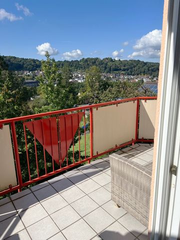 This attractive maisonette apartment offers a beautiful view over the Orbtal. It is located right on the edge of the forest and just a 10-minute walk to the spa park of Bad Orb. The entrance, kitchen and living room are based in the lower area with a...