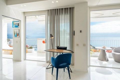 Jardin Exotique, in a luxury building with lift and concierge overlooking the Principality of Monaco. Located on the 8th floor, this renovated and furnished 2-room flat enjoys 62 sqm of living space and a 19 sqm terrace with panoramic sea views. It i...
