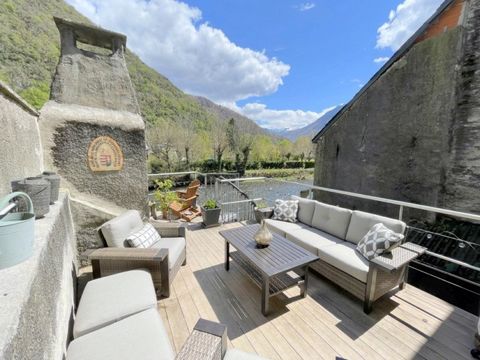 This 19th century building combines beautiful original features with a successful renovation. Its terraces offer a spectacular view of the Pyrenees and the Garonne! On the ground floor,: - The vestibule with marble floor has a double entrance. - A ma...