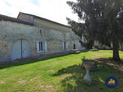 Exclusively, at the gates of Jonzac and in a quiet area, this Charentaise farmhouse is dated 1640! This building, with high potential and beautiful volumes, consists on the ground floor: an entrance hall, large independent kitchen, living room with f...