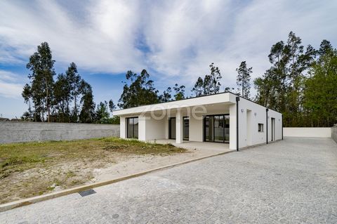 Identificação do imóvel: ZMPT553978 NEW detached house in Vila de Prado, Braga! This 3 bedroom detached house has 250 m2 of building area, 179 m2 of floor space and 991 m2 of plot of land. It stands out for its contemporary and innovative constructio...