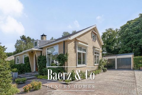In the stately Oranjepark on the edge of Alkmaar-Zuid, where on a palatial plot of 1001 m2 this charismatic spacious DRIJSTAANDDE VILLA flaunts itself in an oasis of greenery and privacy. This well-maintained villa offers a comfortable and attractive...