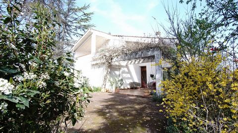 AUCH residential area south of the city, close to shops, on a beautiful plot of 3,100 m2 with two entrances. Possibility to divide the land. This villa with an area of 130 m2 comprising on the ground floor entrance with cupboard, living room with fir...