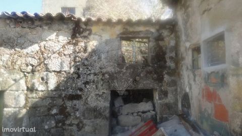 House of 114 m2 in ruins to recover in the historic center of Celorico da Beira, capital of cheese, 35 kms from Serra da Estrela, close to the castle and close to services and goods. Excellent investment opportunity, come and visit.    