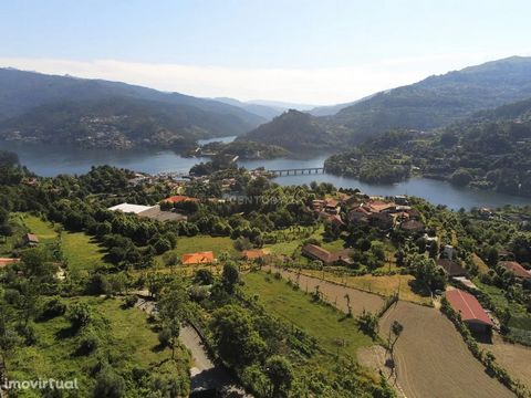 More than just villas, these properties stand out for their beauty of the landscape, and for the place where they are located, Stunning views over the Caniçada reservoir and the surrounding mountains Located on the Caldo River, next to the Caniçada r...