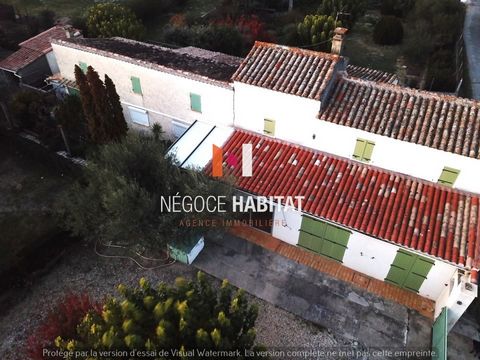 Négoce Habitat präsentiert dieses prächtige Bauernhaus aus dem 19. Jahrhundert zu renovieren von 222m2 viel Potenzial, ein unverbaubarer Blick, auf einem flachen Grundstück von 1153m2 mit einem Swimmingpool, es besteht im Erdgeschoss aus einem Wohnzi...