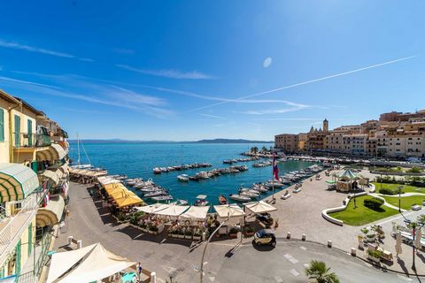 Porto Santo Stefano, Piazzale dei Rioni Overlooking the main square of Porto Santo Stefano and with a spectacular sea view up to the Tombolo della Giannella, we offer for sale an apartment in a rare position. On the third floor of a building, the pro...