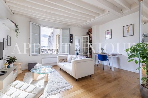 In the heart of the emblematic Arts and Crafts district in Le Marais, we offer for purchase a sublime apartment of about 45m2 on the 4th floor with elevator completely renovated. In a magnificent 19th century building, with a paved inner courtyard, y...