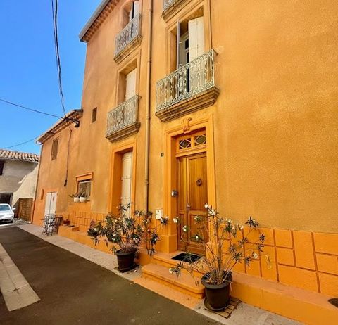Hérault - 34370 Maraussan - 260 000 euros - Exclusivity In a village 10 minutes from Béziers and 15 minutes from the beaches, former mansion of 175 m² rehabilitated into a triplex. It extends from the corner of a cul-de-sac and extends to the end wit...