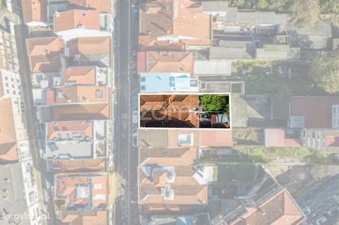 Identificação do imóvel: ZMPT562378 Este prédio histórico, situado na Rua Costa Cabral, no coração do Porto, a escassos metros da zona do Marquês, é uma oportunidade única para a reconstrução e revitalização de um edifício . Com um PIP aprovado, e de...
