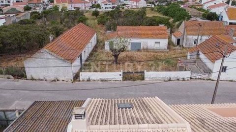 Come and see this mixed land comprising 5 urban plots totaling 226.77m2 and a rustic plot with an area of 11249m2. There are currently 4 residential houses and a warehouse all dating back to 1951 A PIP was carried out in 2018 with a favorable opinion...