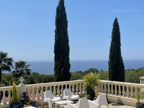 In a dominant position, prestigious property offering a superb sea view on the heights of La Ciotat, located on superb landscaped grounds of more than 6700 m2 approx. in absolute calm, with a tennis court, a large swimming pool and three independent ...