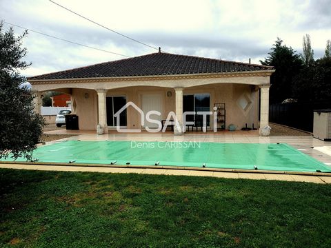 Near the commercial area of ??Bergerac, come and discover this completely renovated house, with its almost new salt swimming pool, on enclosed grounds of 1000M². It consists of a large living room, with open kitchen, and access to the terrace and the...