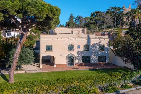 This charming historic house is located just a few minutes walk from the centre of the sought-after village of Cabrils on the Maresme Coast, just 25km from the centre of Barcelona city. Boasting exceptional, panoramic sea views, this is a unique and ...