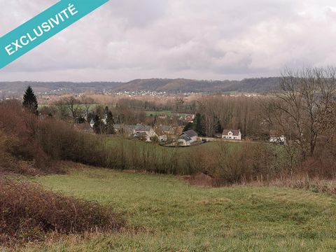 Entre Compiègne et Soissons: superbe terrain avec une vue magnifique sur la campagne et la forêt ! Superficie totale: 7963 m², avec une partie 